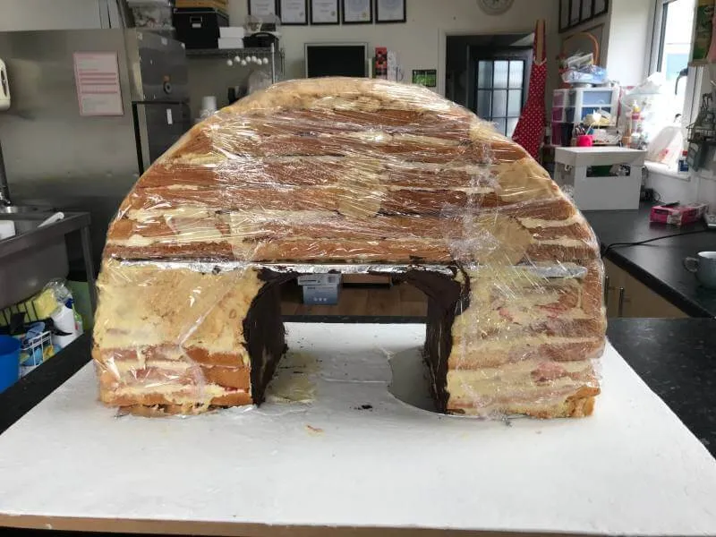 carving a cake